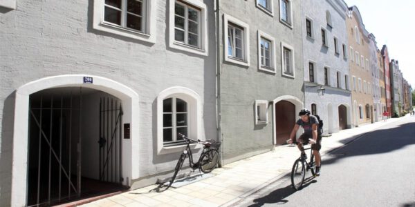 Fahrradfahrer in der Altstadt © Stadt Burghausen