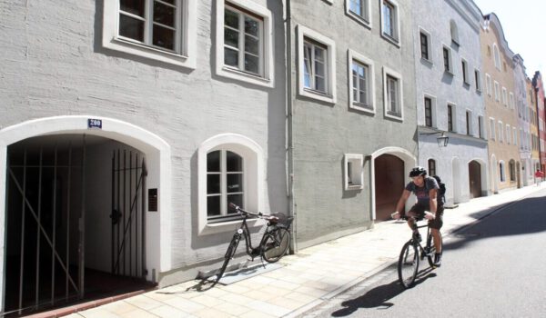Fahrradfahrer in der Altstadt © Stadt Burghausen