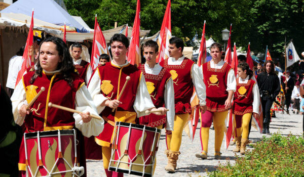 Gruppe historisch gewandeter Personen aus Sulmona beim Burgfest © Touristik