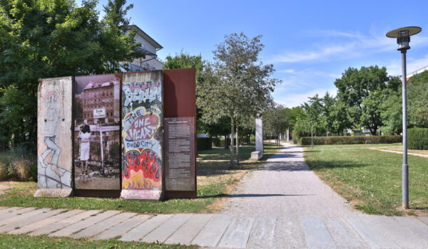 Park der Deutschen Einheit mit einem Stück der Berliner Mauer © Gerhard Nixdorf