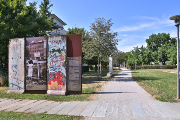 Park der Deutschen Einheit mit einem Stück der Berliner Mauer © Gerhard Nixdorf