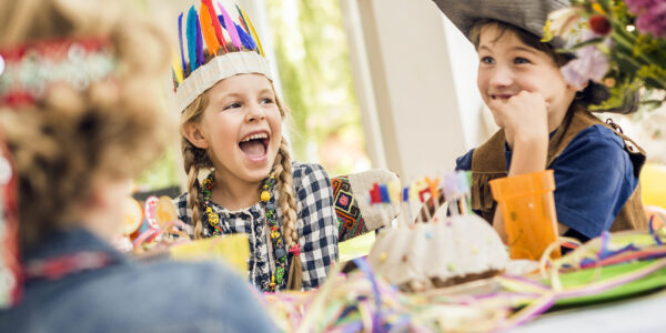 Lachende Kinder um Geburtstagskuchen © Westend61 / Cultura RF / Matelly