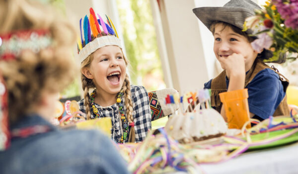 Lachende Kinder um Geburtstagskuchen © Westend61 / Cultura RF / Matelly