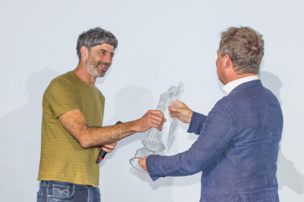 Bürgermeister Florian Schneider übergibt Christian Lerch den Preis für den besten Kinder- und Jugendfilm© Biennale Bavaria Internatioanl, Heiner Heine