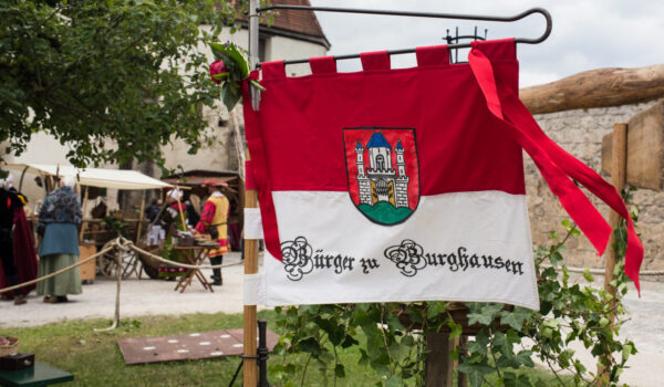 Flag of Burghausen's citizens' group at the castle festival © Hannah Soldner