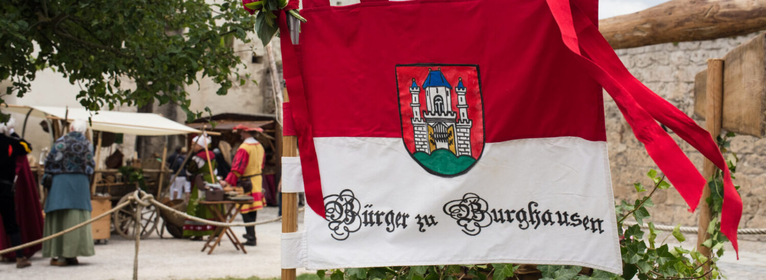 Fahne der Bürgergruppe Burghausens auf dem Burgfest © Hannah Soldner