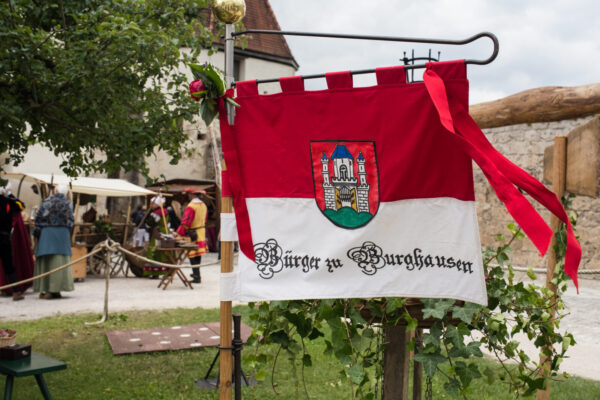 Fahne der Bürgergruppe Burghausens auf dem Burgfest © Hannah Soldner