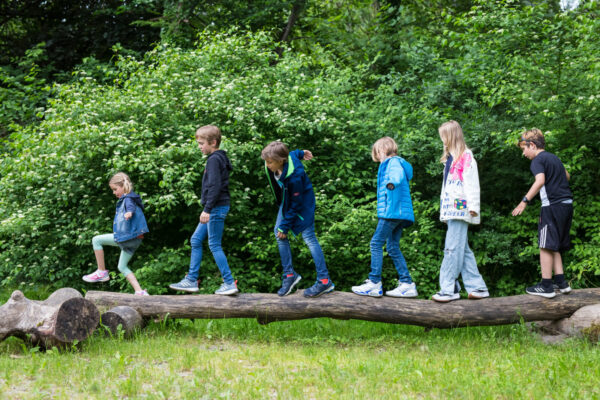 Kinder balancieren auf einem Baumstamm im Bräugartl © Hannah Soldner Kinder balancieren auf einem Baumstamm im Bräugartl © Hannah Soldner
