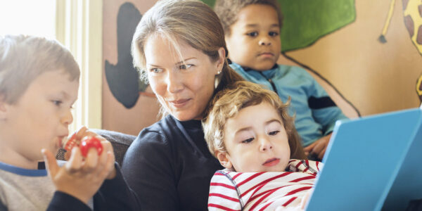 Frau liest drei Kindern vor © Westend61 / Maskot / Maskot .