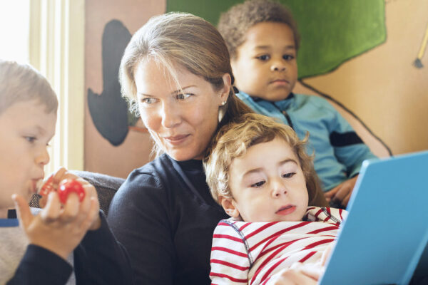 Frau liest drei Kindern vor © Westend61 / Maskot / Maskot .