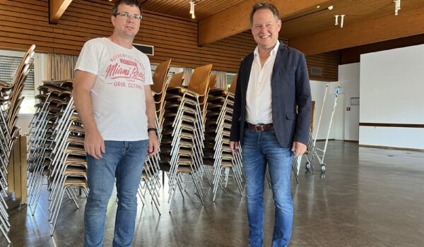 PM 123 Bürgermeister Schneider (re) mit Kirchnepfleger Laumann Foto köx