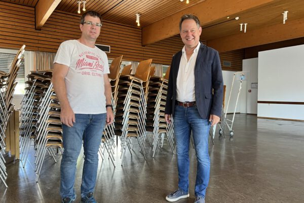 PM 123 Bürgermeister Schneider (re) mit Kirchnepfleger Laumann Foto köx