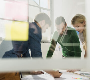 Drei Personen in einem Gespräch im Büro © Westend61 / Uwe Umstätter