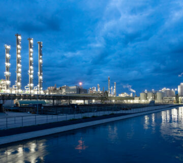 Wacker Werksansicht bei Dämmerung © Wacker GmbH