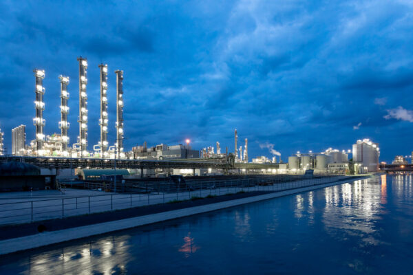 Wacker Werksansicht bei Dämmerung © Wacker GmbH