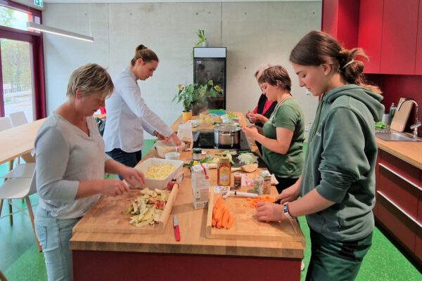 Gemeinsames Kochen im Haus der Familie © Stadt Burghausen / Hannah Eberle Gemeinsames Kochen im Haus der Familie © Stadt Burghausen / Hannah Eberle