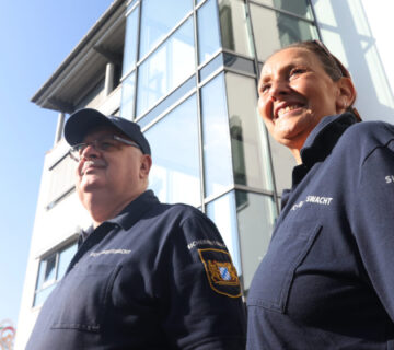 Zwei Mitglieder der Sicherheitswacht in Uniform © Gerhard Nixdorf