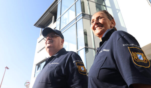 Zwei Mitglieder der Sicherheitswacht in Uniform © Gerhard Nixdorf