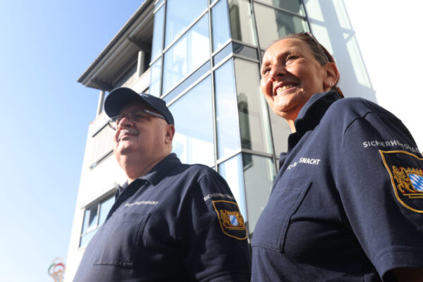 Zwei Mitglieder der Sicherheitswacht in Uniform © Gerhard Nixdorf