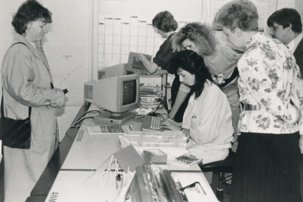 Die Einführung der elektronischen Bibliotheksverwaltung 1989 © Stadt Burghausen