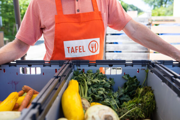 Helfer der Tafel in Burghausen vor Gemüsekisten © Hannah Soldner