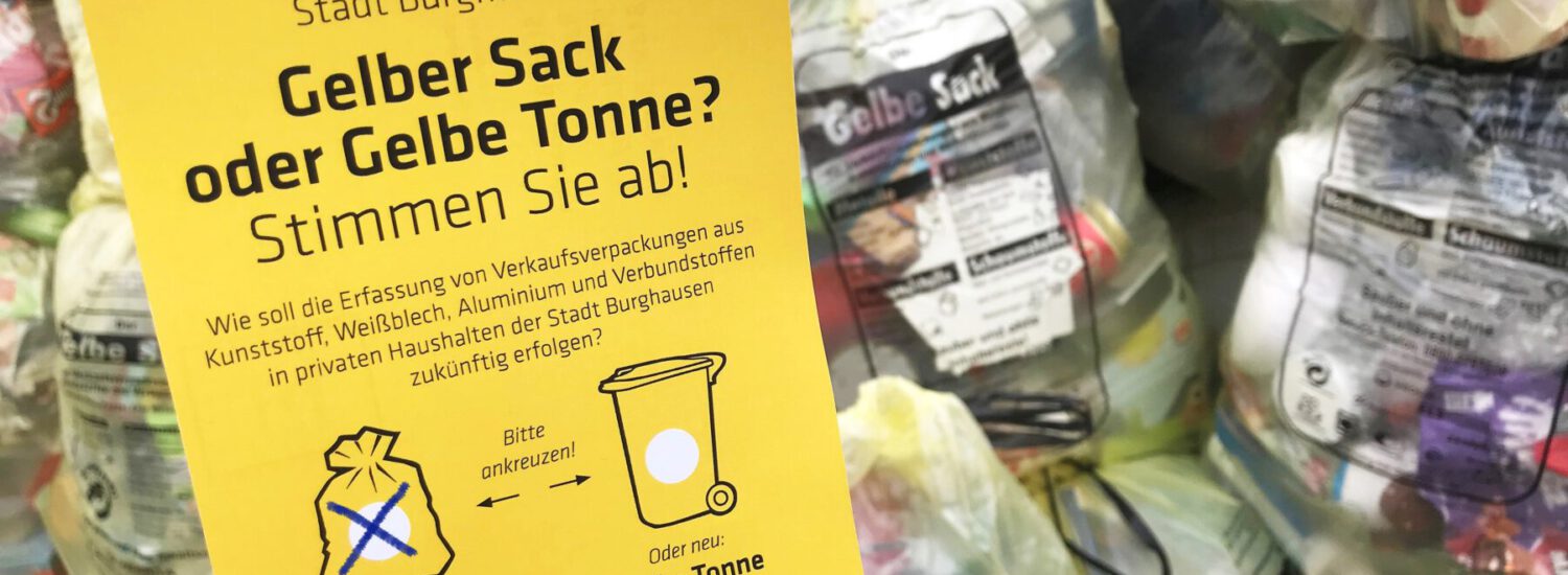 Flyer Bürgerentscheid Gelber Sack oder gelbe Tonne mit Gelben Säcken im Hintergrund © Stadt Burghausen