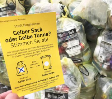 Flyer Bürgerentscheid Gelber Sack oder gelbe Tonne mit Gelben Säcken im Hintergrund © Stadt Burghausen