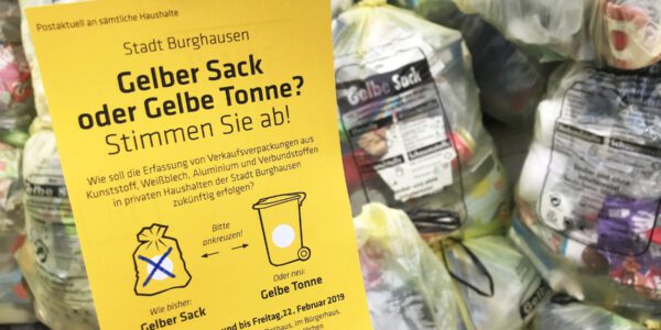 Flyer Bürgerentscheid Gelber Sack oder gelbe Tonne mit Gelben Säcken im Hintergrund © Stadt Burghausen