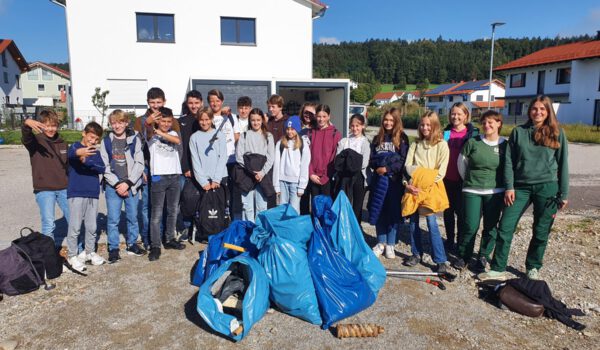 Die 7b des KuMax Gymnasiums mit den beiden FÖJlerinnen des Umweltamtes im Neubaugebiet Burgkirchner Straße.