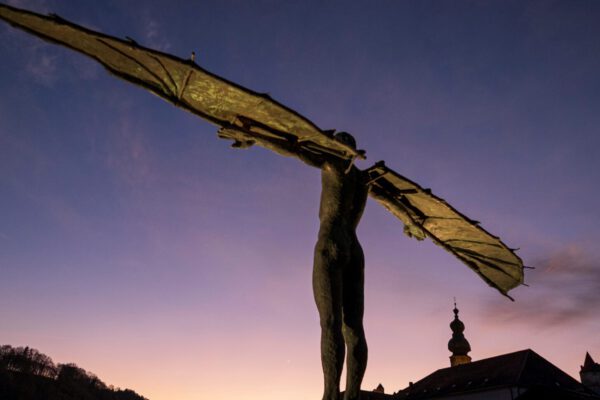 Ikarus-Statue auf der Salzachbrücke © Stadt Burghausen