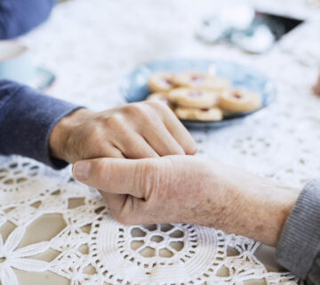 Mann und Senior halten Hände © Westend61 / Maskot / Maskot  