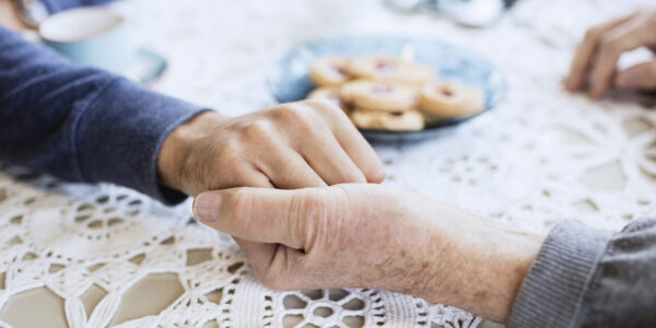 Mann und Senior halten Hände © Westend61 / Maskot / Maskot .