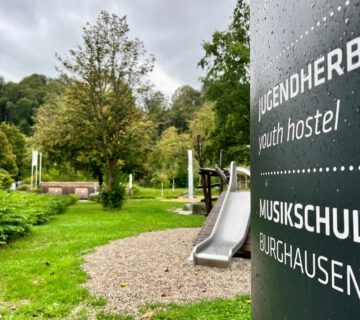 Schild für Musikschule und Jugendherberge in Burghausen © Alexandra Königseder