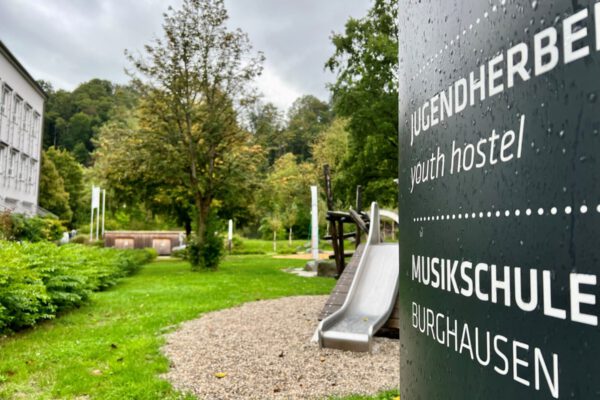 Schild für Musikschule und Jugendherberge in Burghausen © Alexandra Königseder
