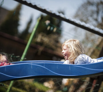 Zwei Mädchen auf einer Rutsche © Westend61 / Andreas Pacek