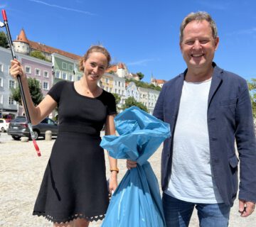 Erster Bürgermeister Florian Schneider und Sarah Freudlsperger vom städtischen Umweltamt Burghausen