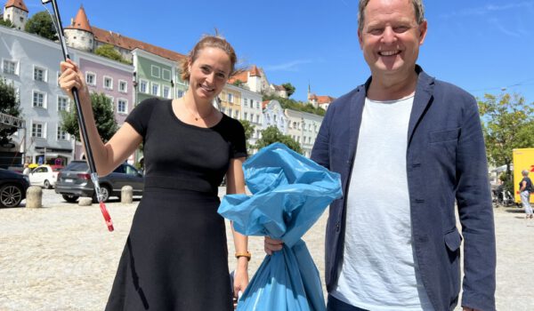 Erster Bürgermeister Florian Schneider und Sarah Freudlsperger vom städtischen Umweltamt Burghausen