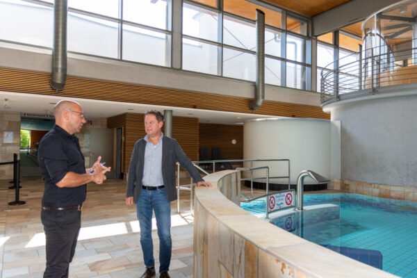 PM 127 Erster Bgm Schneider im Hallenbad im Gespräch mit Markus Günthner Foto köx