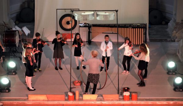 Ganz kreativ im Kernfach: Kinderphilharmoniker im Tonräume-Projekt mit Limpe Fuchs