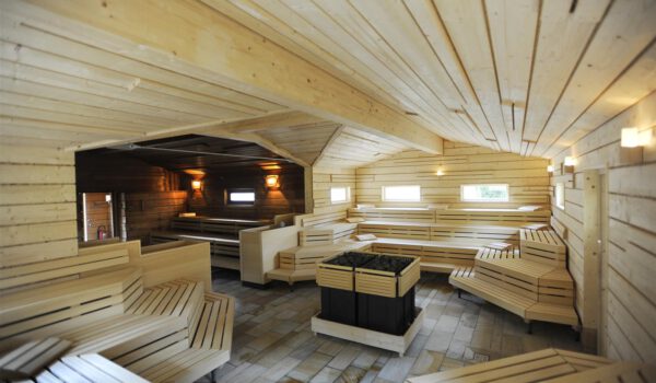 Innenraum der größten Sauna der Bäder Burghausen