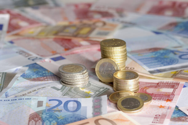 Euro-Münzen und Scheine © Westend61 / Martin Rügner