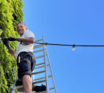 Elektroniker beim Installieren von Lichterketten © Stadt Burghausen