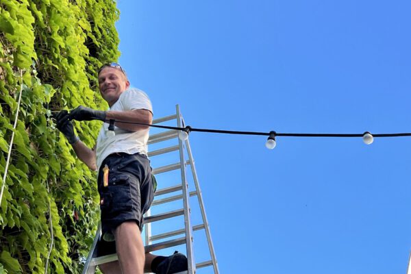 Elektroniker beim Installieren von Lichterketten © Stadt Burghausen