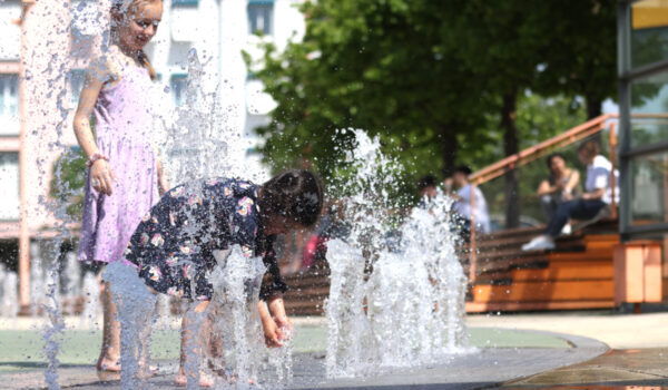 Kinder spielen am Brunnen vor dem Bürgerhaus © Gerhard Nixdorf