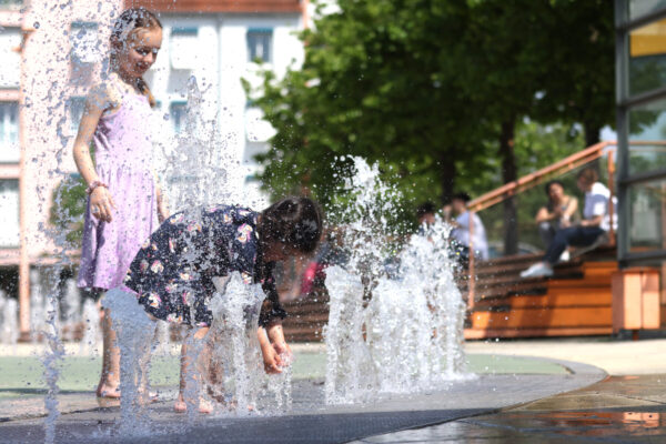 Kinder spielen am Brunnen vor dem Bürgerhaus © Gerhard Nixdorf Kinder spielen am Brunnen vor dem Bürgerhaus © Gerhard Nixdorf