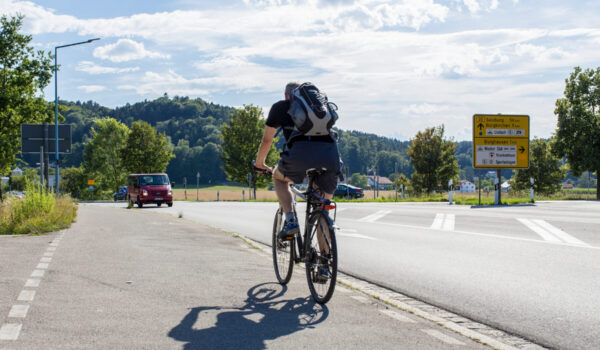 Cyclists on the cycle path at the entrance to Burghausen © Hannah Soldner