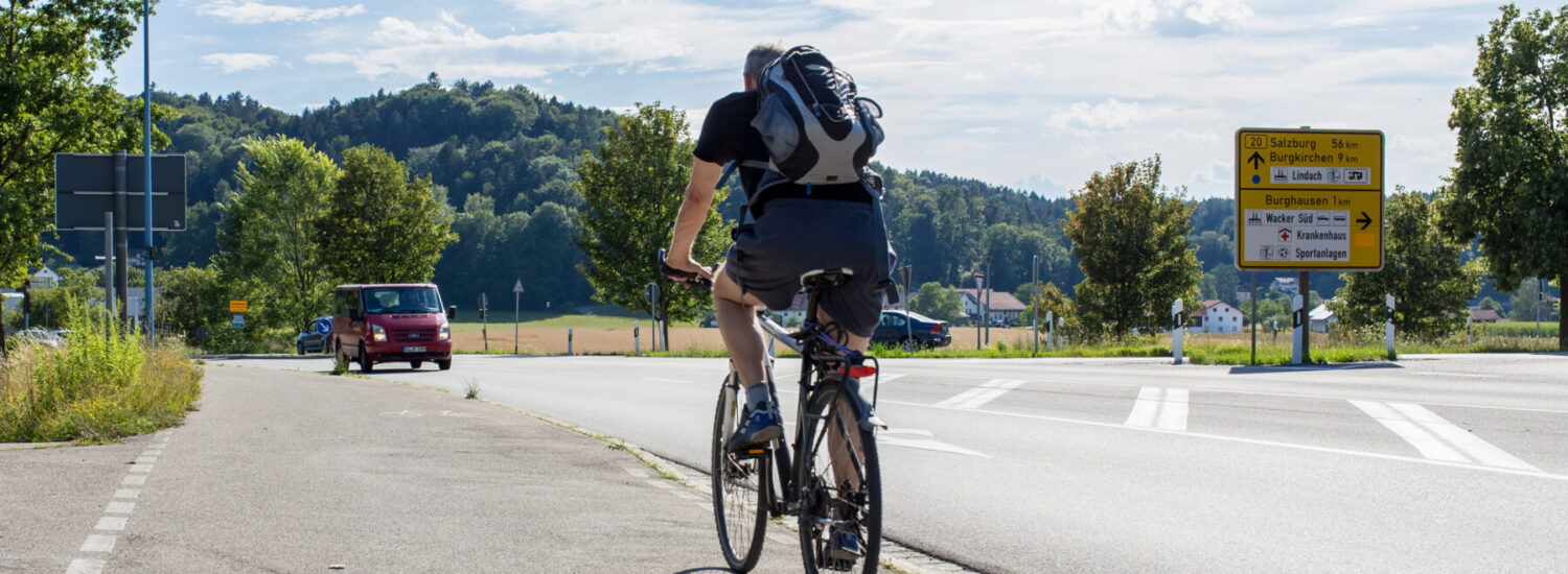 Radfahrer auf Radweg am Ortseingang zu Burghausen © Hannah Soldner