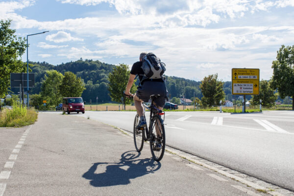 Radfahrer auf Radweg am Ortseingang zu Burghausen © Hannah Soldner