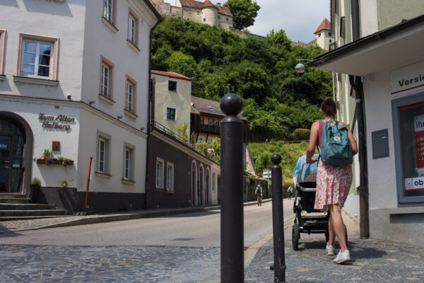 Frau mit Kinderwagen am Ludwigsberg mit Radfahrern im Hintergrund© Hannah Soldner
