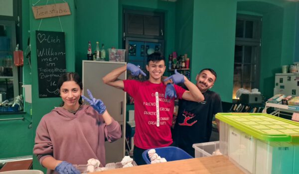 Drei Mitglieder der Nablus Circus School im Freizeitheim in Burghausen